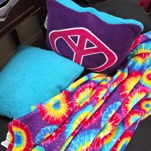 Tie-Dye Plush Throw Blanket and Accent Pillow Set - Vibrant Purple & Turquoise